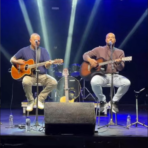 Jorginho e Rinaldo no palco com seus violões